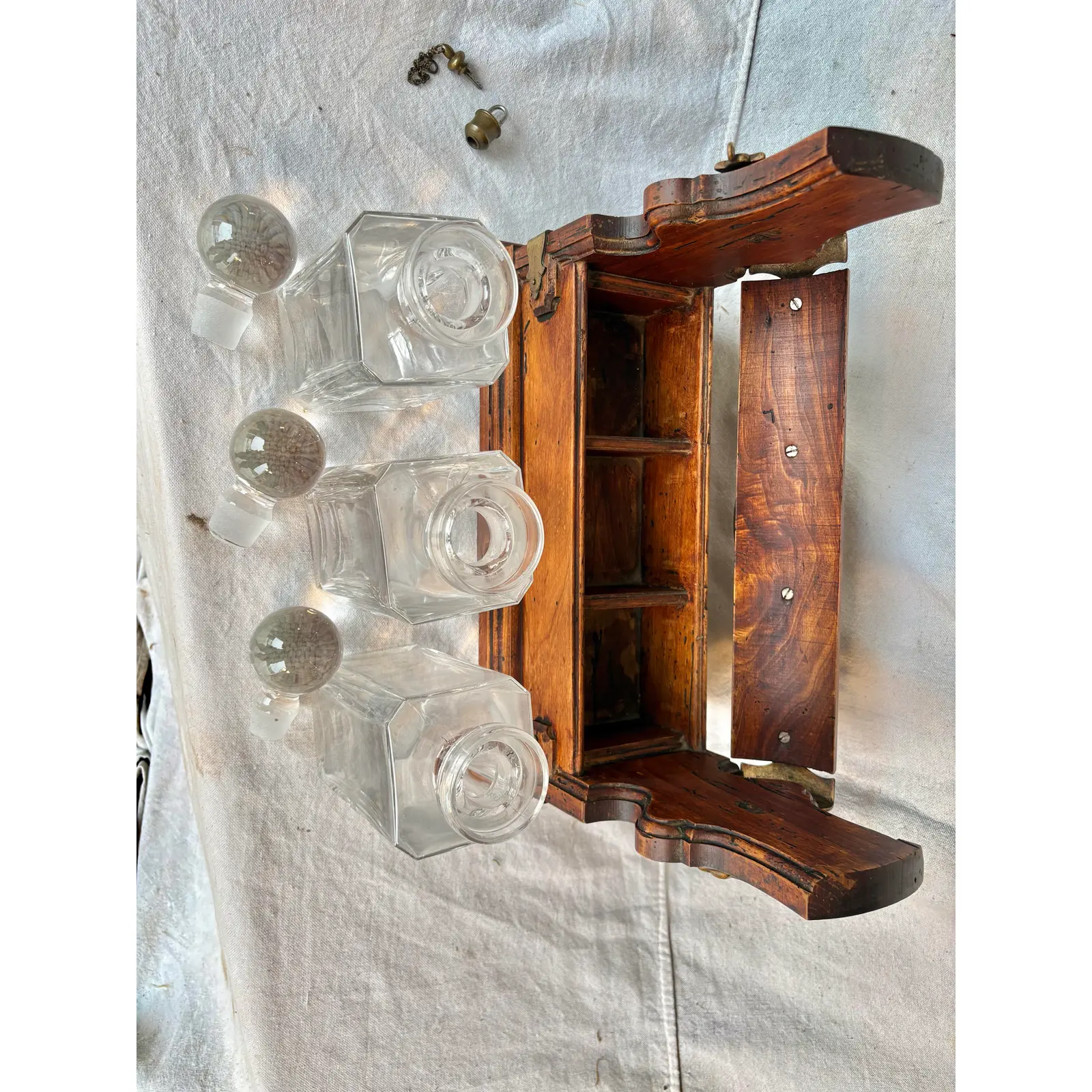 Early 20th Century English Oak Three Decanter Tantalus - Image 13
