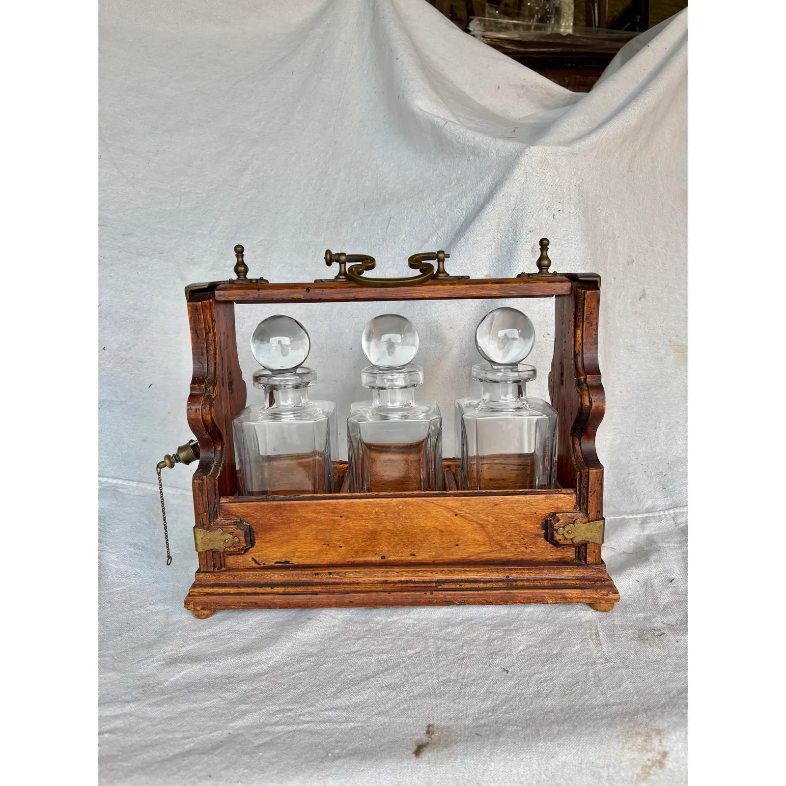 Early 20th Century English Oak Three Decanter Tantalus - Image 3