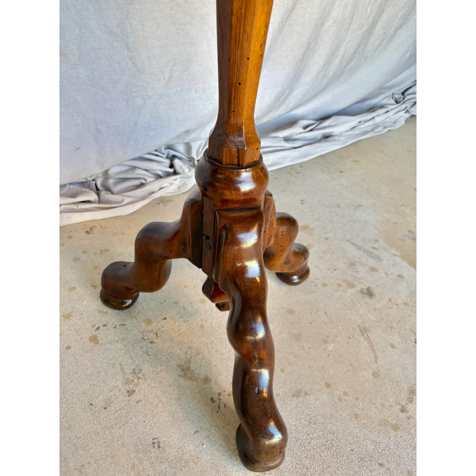 Early 20th Century French Louis XIII Style Walnut and Marble Tripod Side Table - Image 11